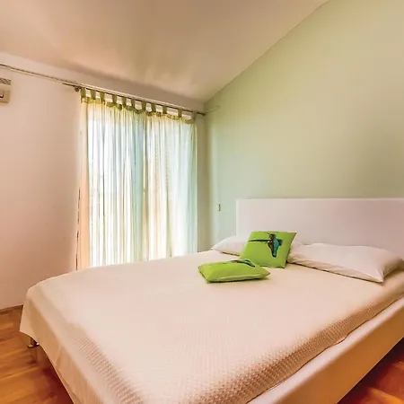 Gorgeous Apartment In Dramalj Apartment *