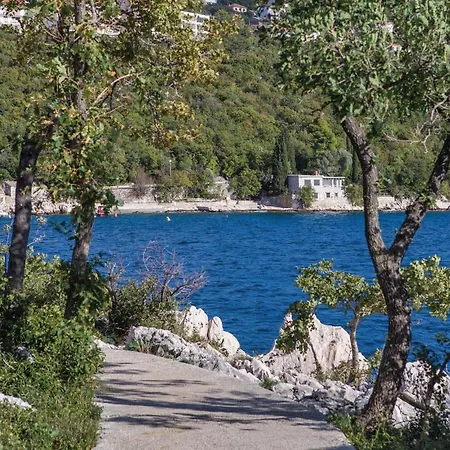 Gorgeous Apartment In Dramalj Apartment *